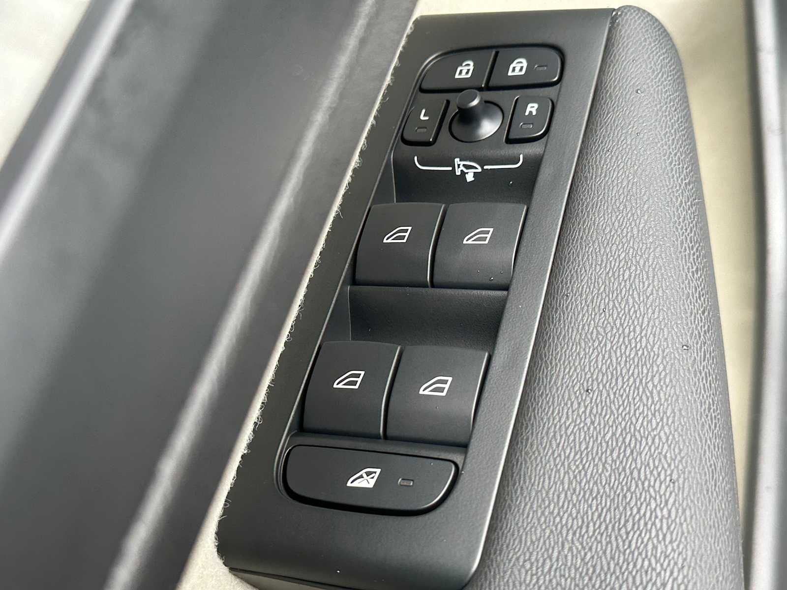 New 2026 Volvo XC40 B5 Plus w/ Protection Package Premier image 21