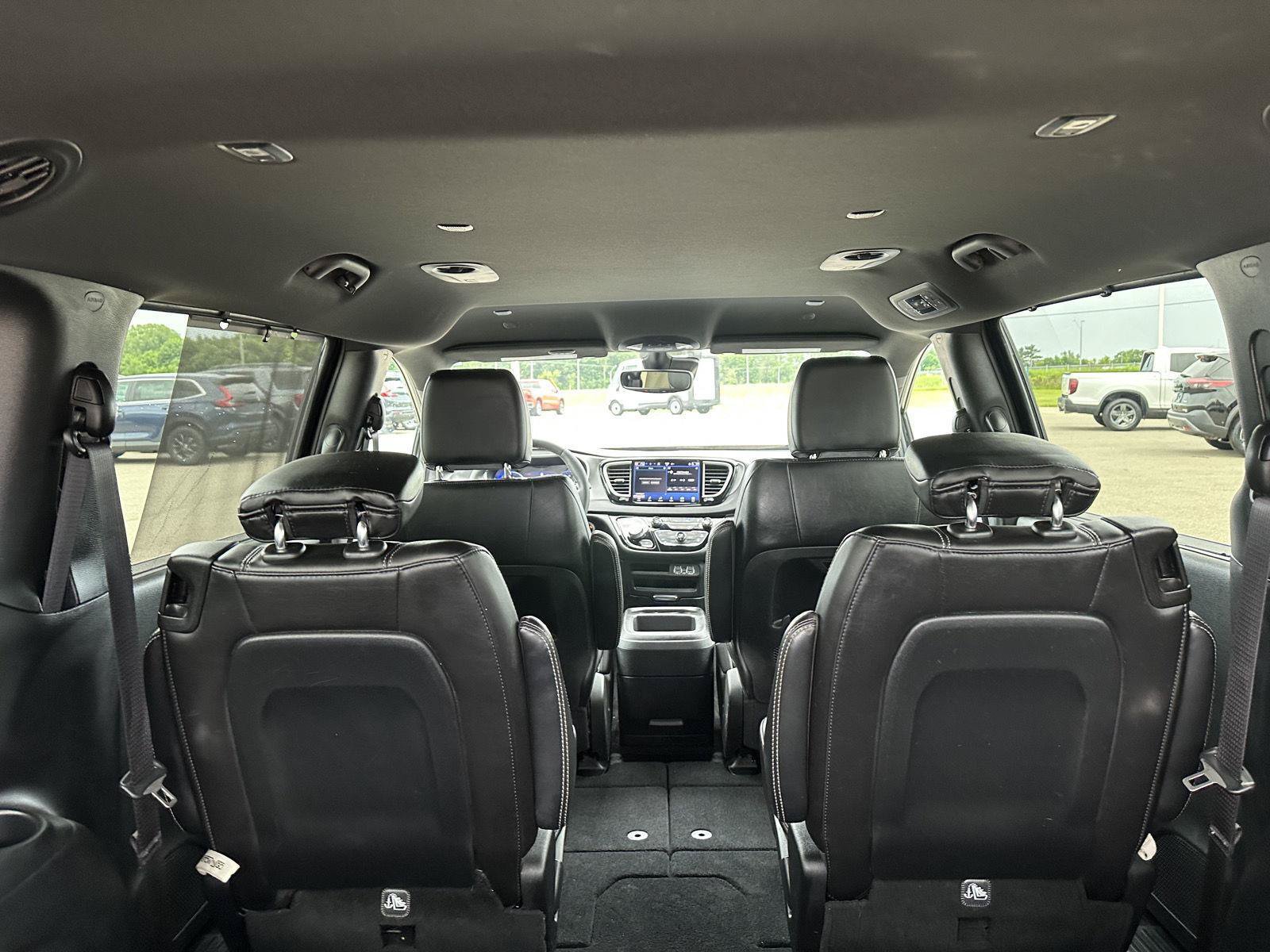 Used 2025 Chrysler Pacifica Select FWD image 9