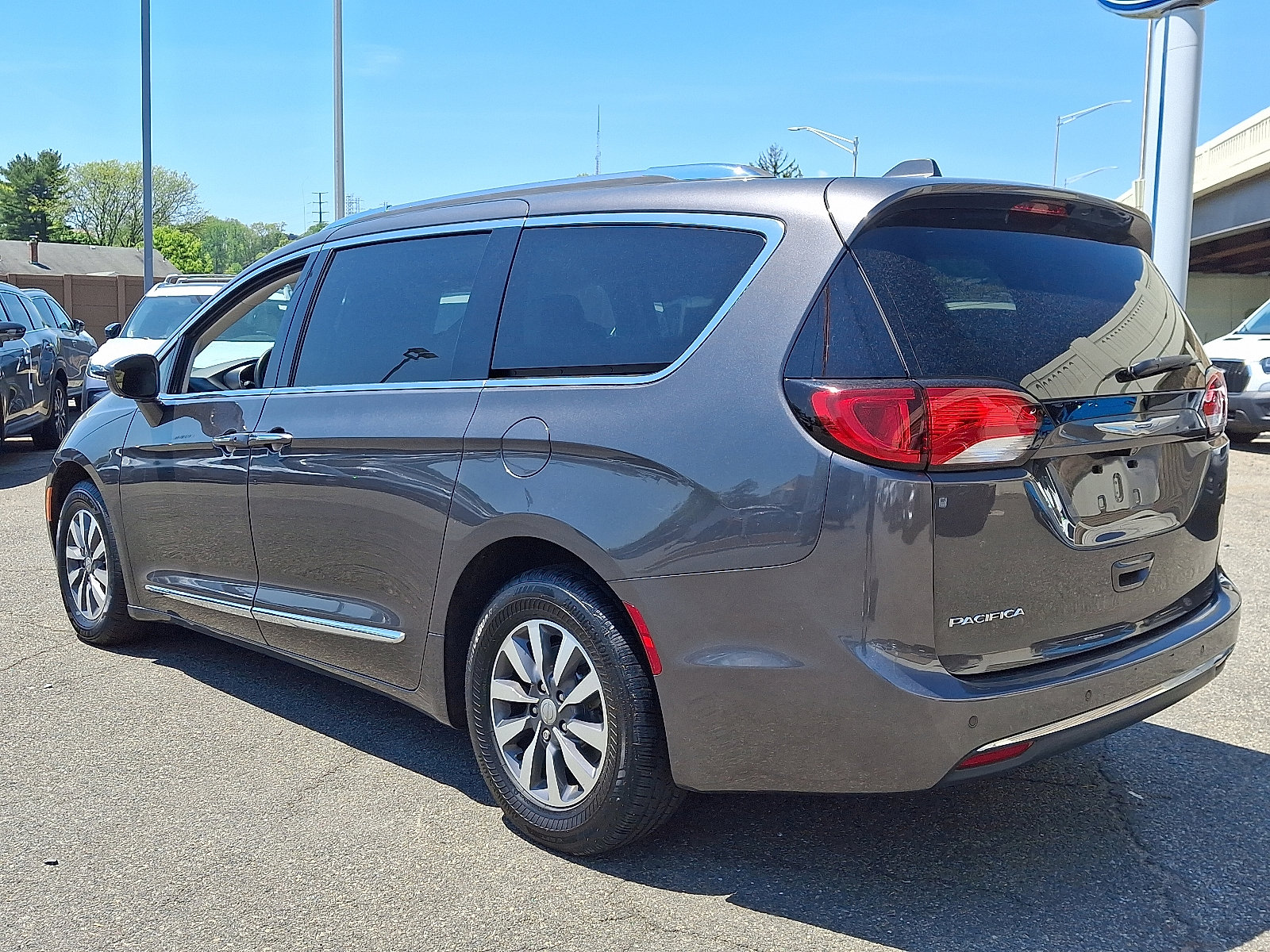 Used 2020 Chrysler Pacifica Touring-L Plus FWD image 6