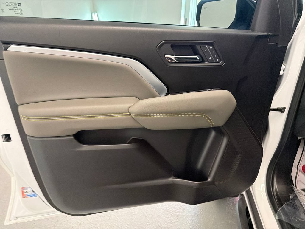 Used 2025 Chevrolet Colorado ZR2 w/ Midnight Edition AWD/4WD image 12