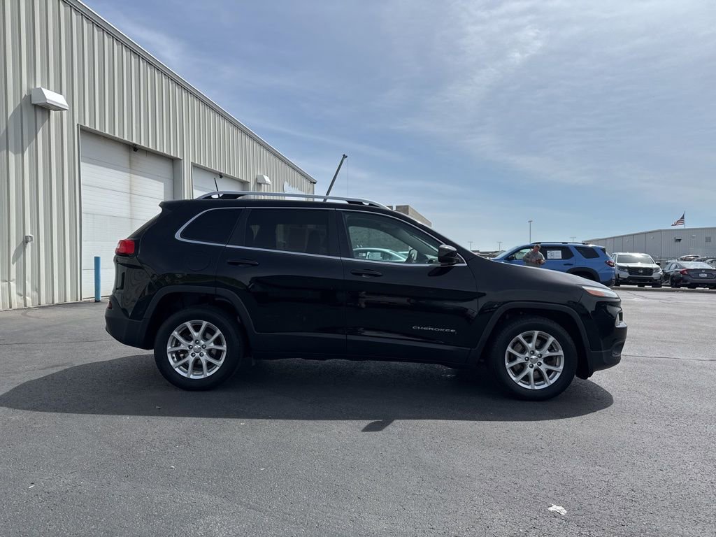 Used 2017 Jeep Cherokee Latitude w/ Cold Weather Group FWD image 8