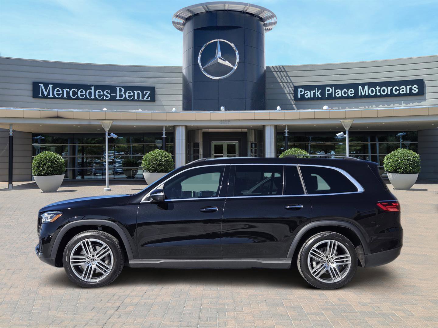 Certified 2025 Mercedes-Benz GLS 450 4MATIC image 3