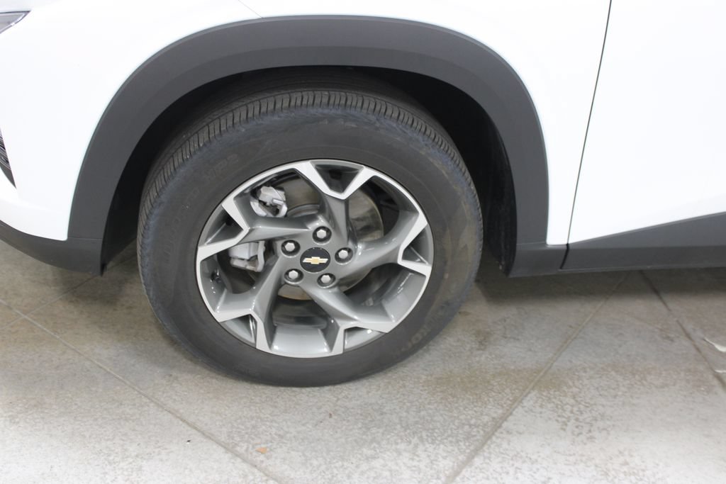 Used 2025 Chevrolet Trax LT FWD image 14