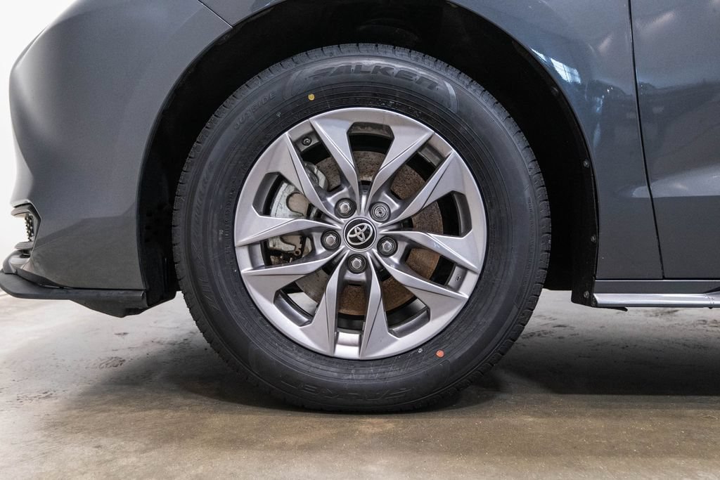 Used 2025 Toyota Sienna LE FWD image 11
