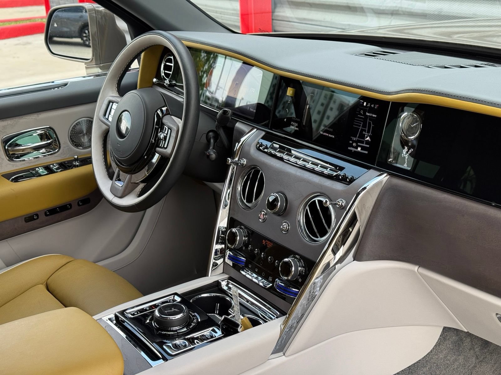 Used 2025 Rolls-Royce Cullinan AWD/4WD image 35