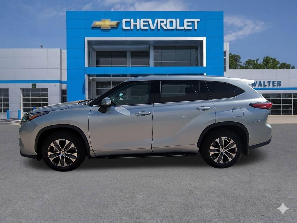Used 2020 Toyota Highlander XLE image 2
