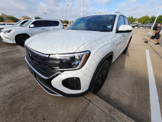 Used 2024 Volkswagen Atlas Cross Sport SE w/ Panoramic Sunroof Package FWD video 3