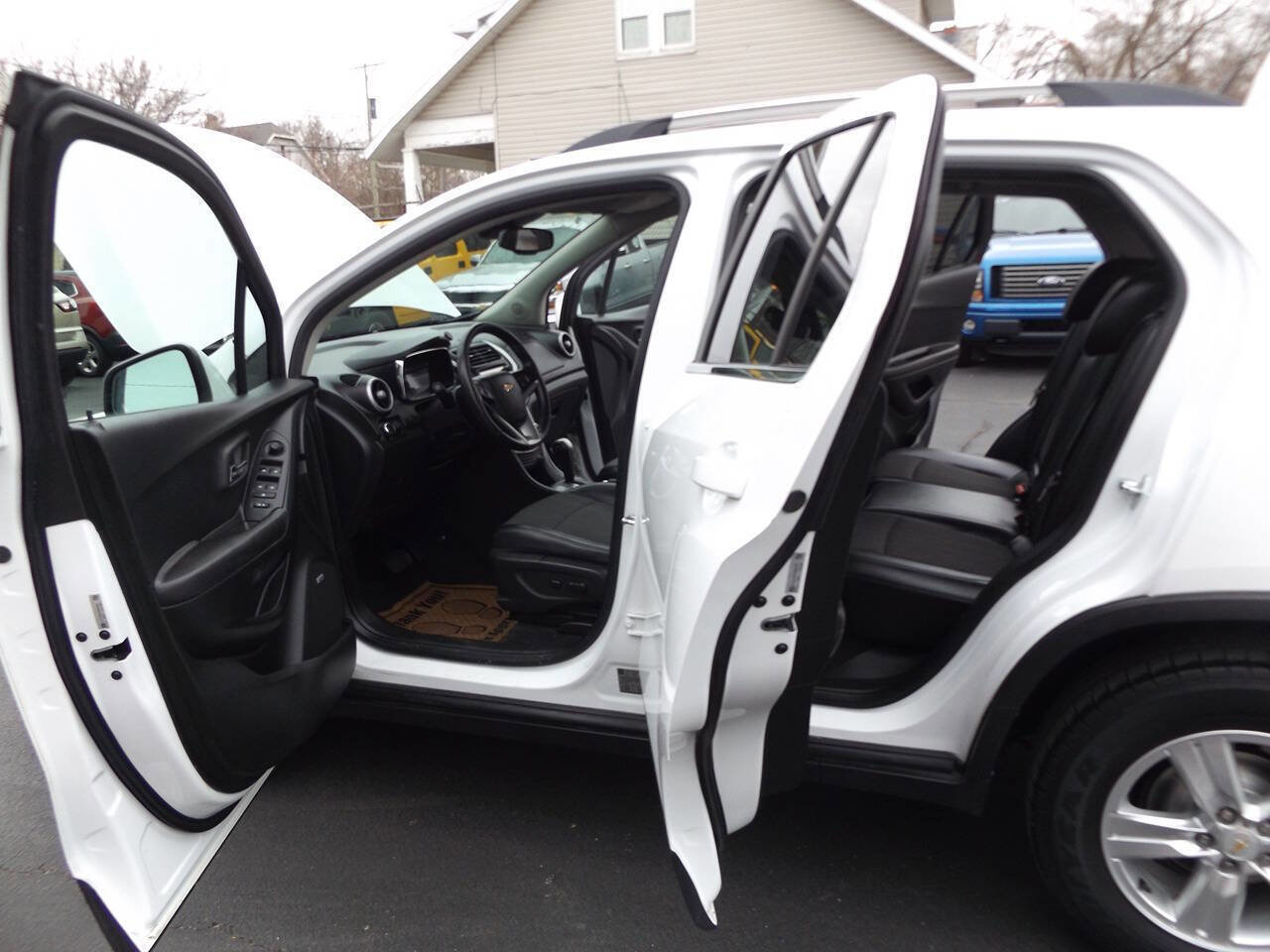 Used 2016 Chevrolet Trax LT w/ LT Sun and Sound Package image 11