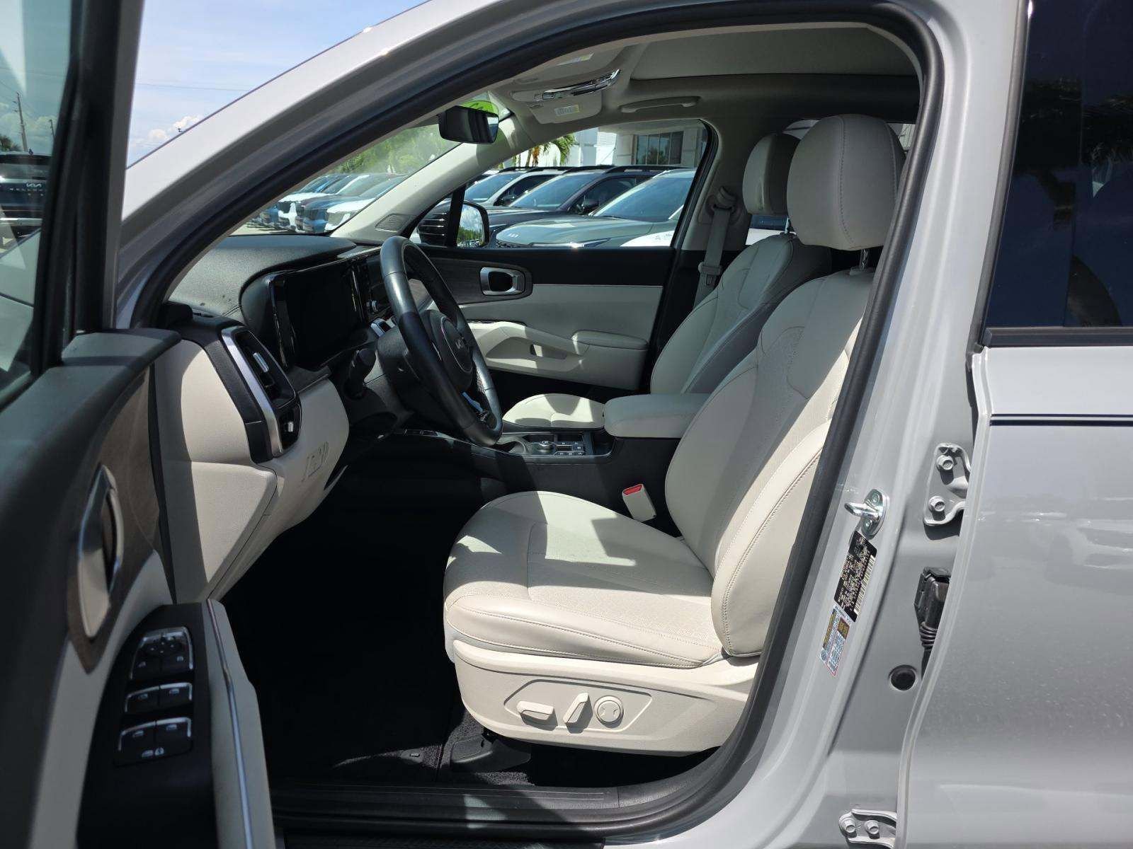 Used 2023 Kia Sorento EX w/ Panoramic Sunroof Package FWD image 6