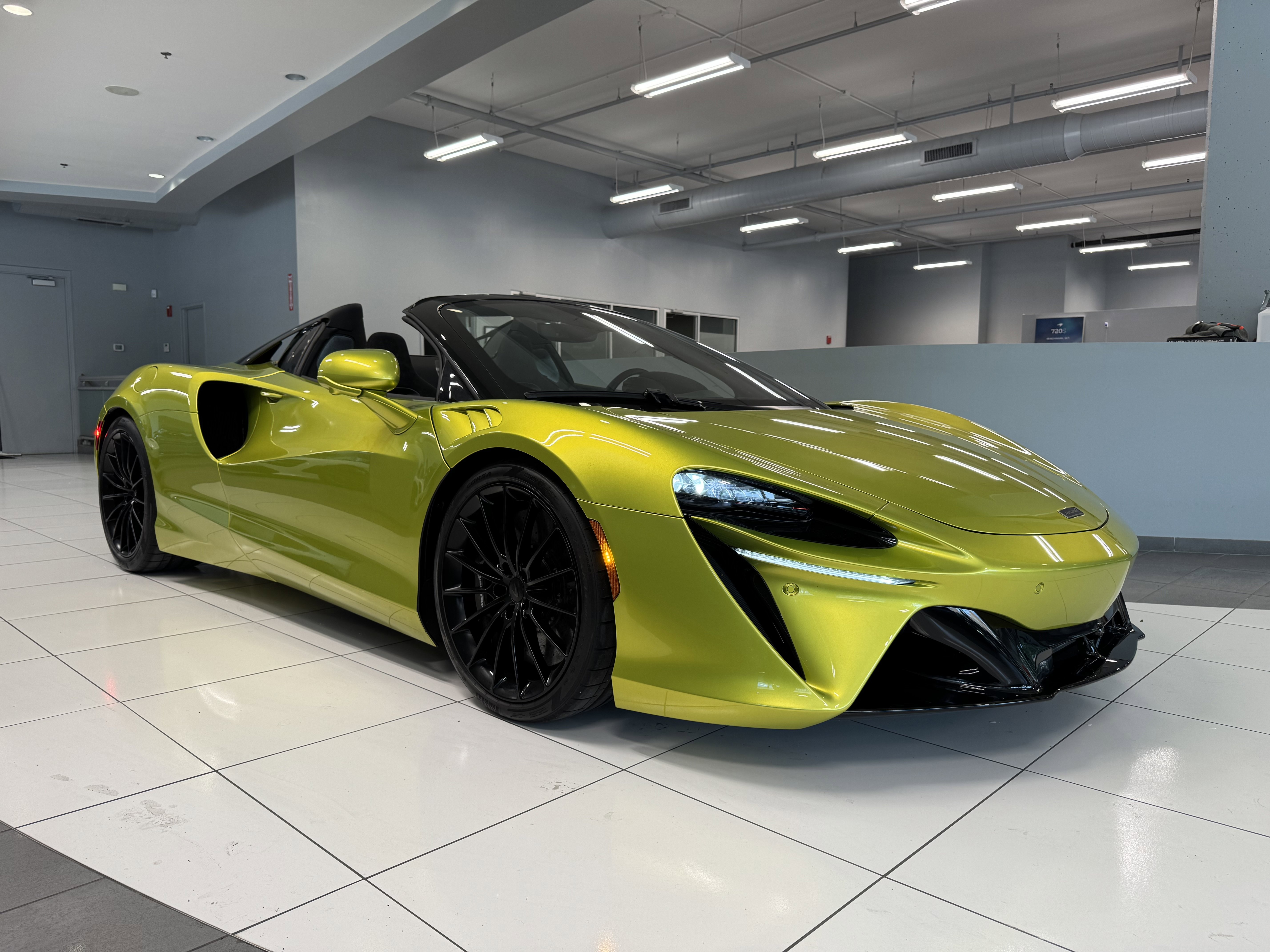 Used 2025 McLaren Artura Spider image 9