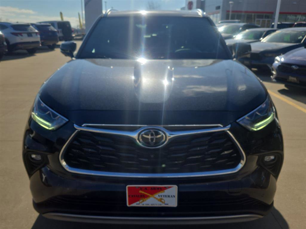 Used 2023 Toyota Highlander Platinum image 3