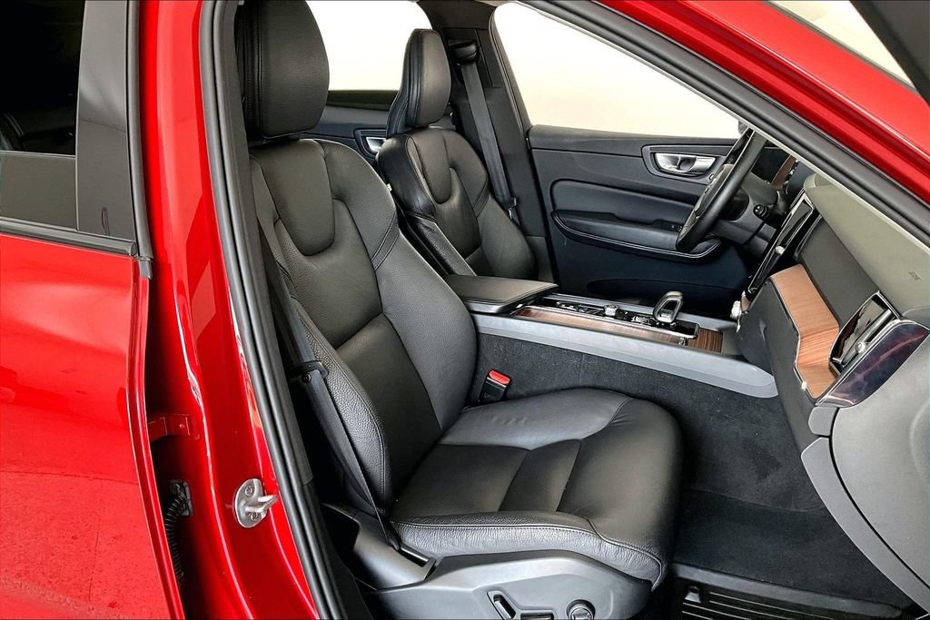 Certified 2024 Volvo XC60 B5 Plus w/ Protection Package Premier AWD/4WD image 8