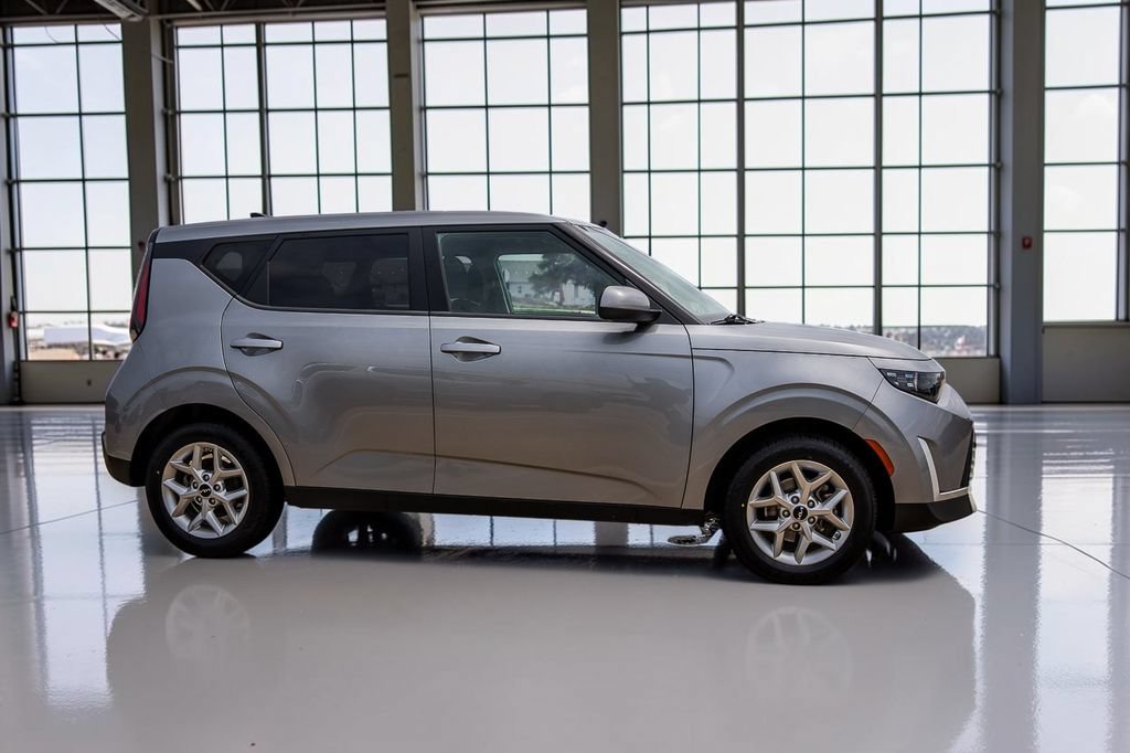 Used 2023 Kia Soul LX w/ LX Technology Package FWD image 35