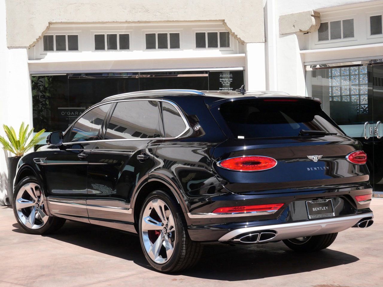 Used 2025 Bentley Bentayga Extended Wheelbase image 3