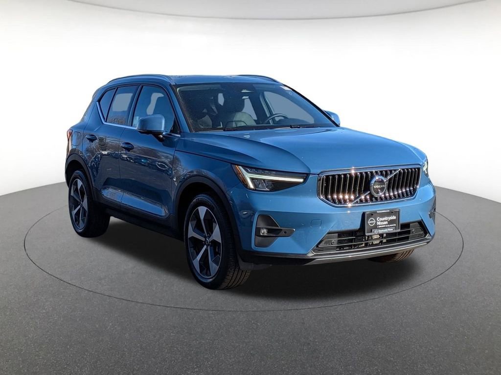 Used 2025 Volvo XC40 B5 Plus image 3