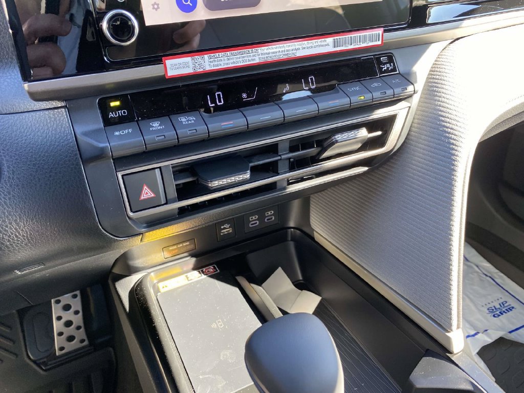 New 2026 Toyota Camry Hybrid FWD image 19