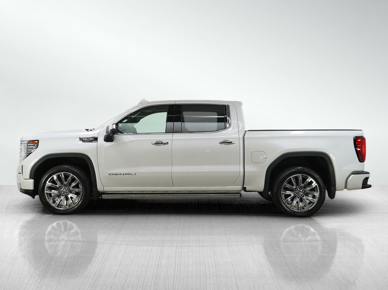 Used 2025 GMC Sierra 1500 Denali AWD/4WD image 2