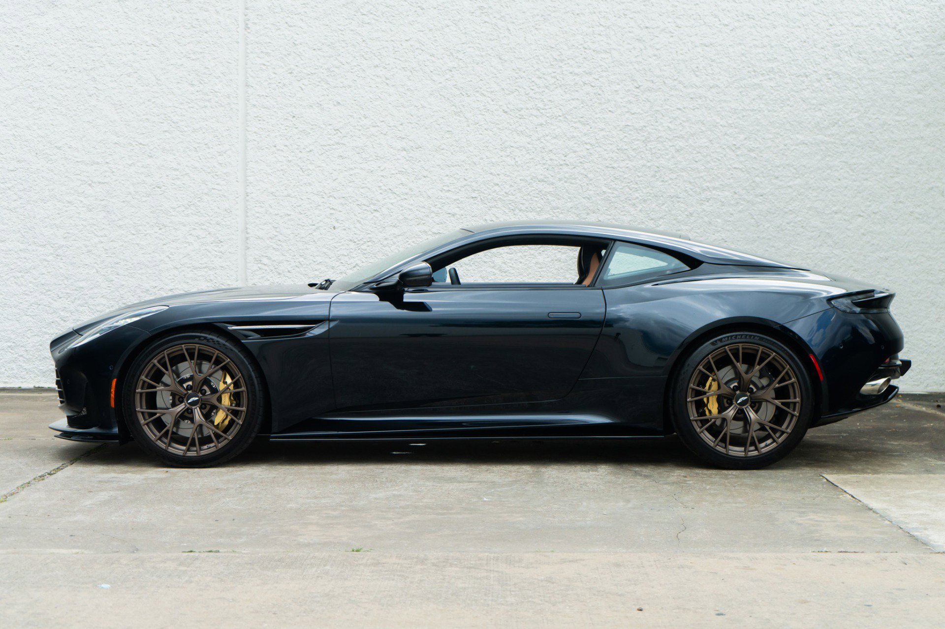 Used 2024 Aston Martin DB12 Coupe RWD image 8