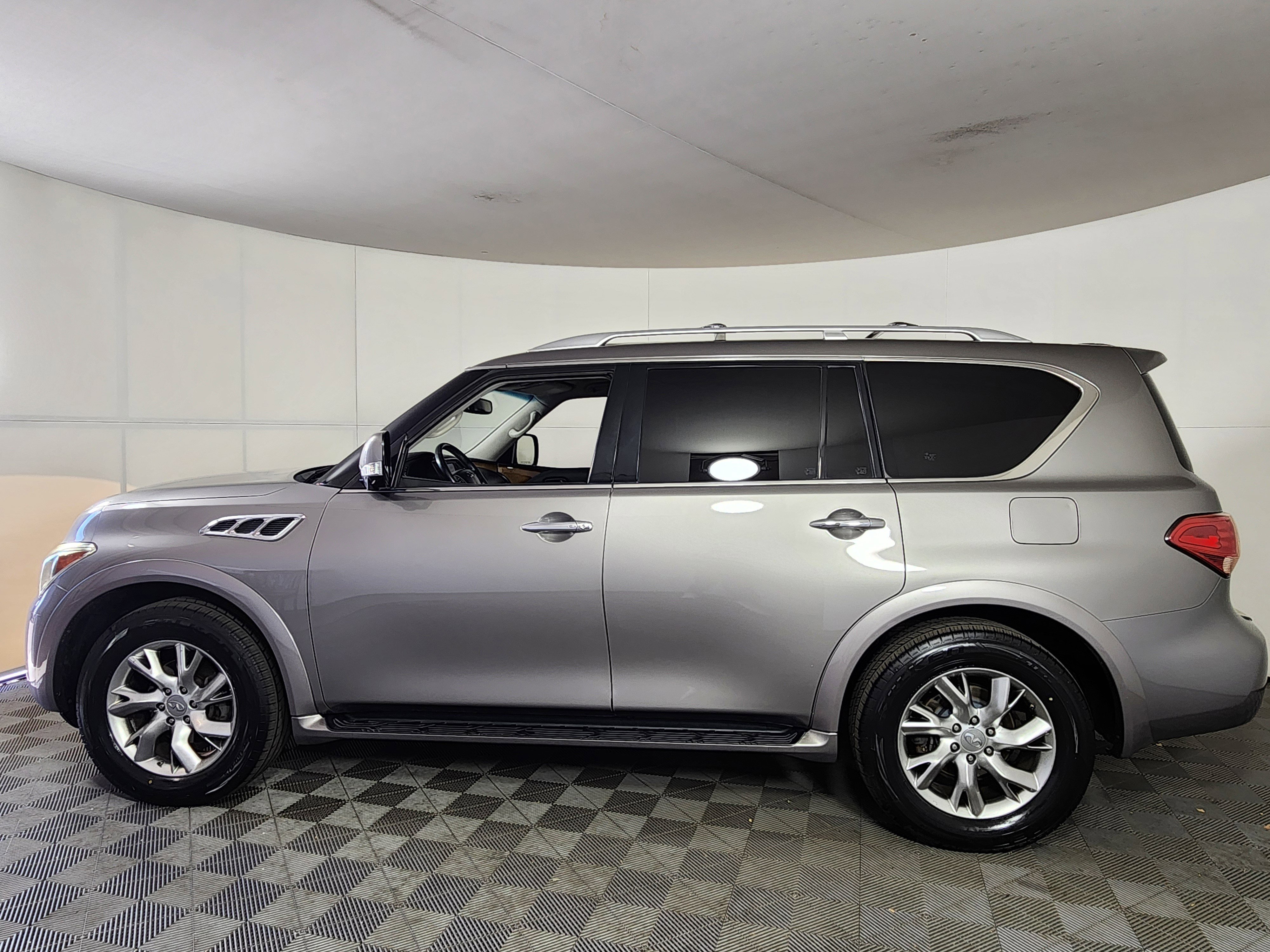 Used 2013 INFINITI QX56 4WD w/ Theater Pkg image 4