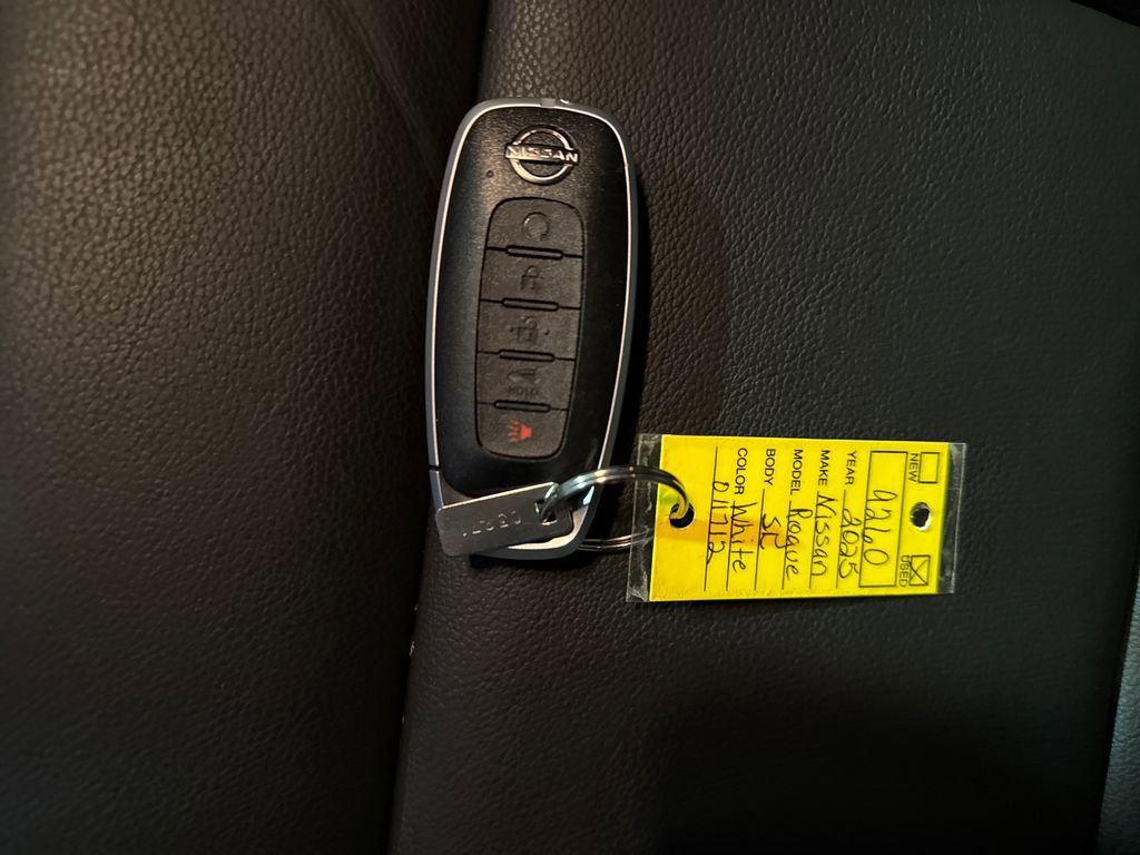 Used 2025 Nissan Rogue SL w/ SL Premium Package image 34