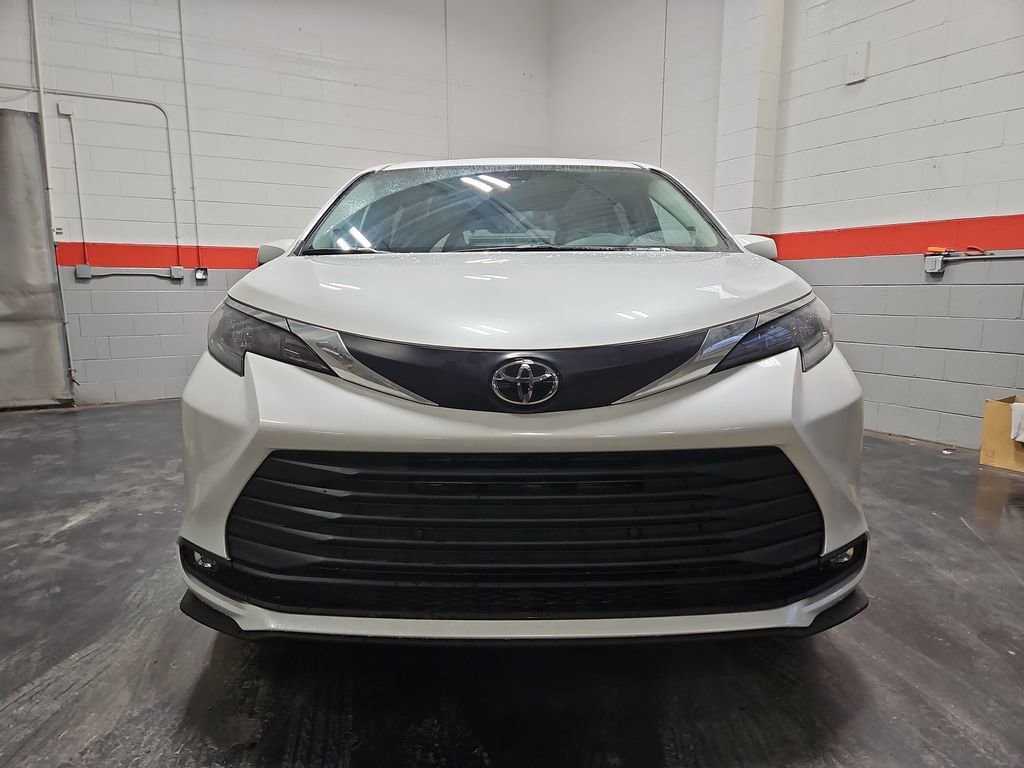 New 2026 Toyota Sienna XLE image 2