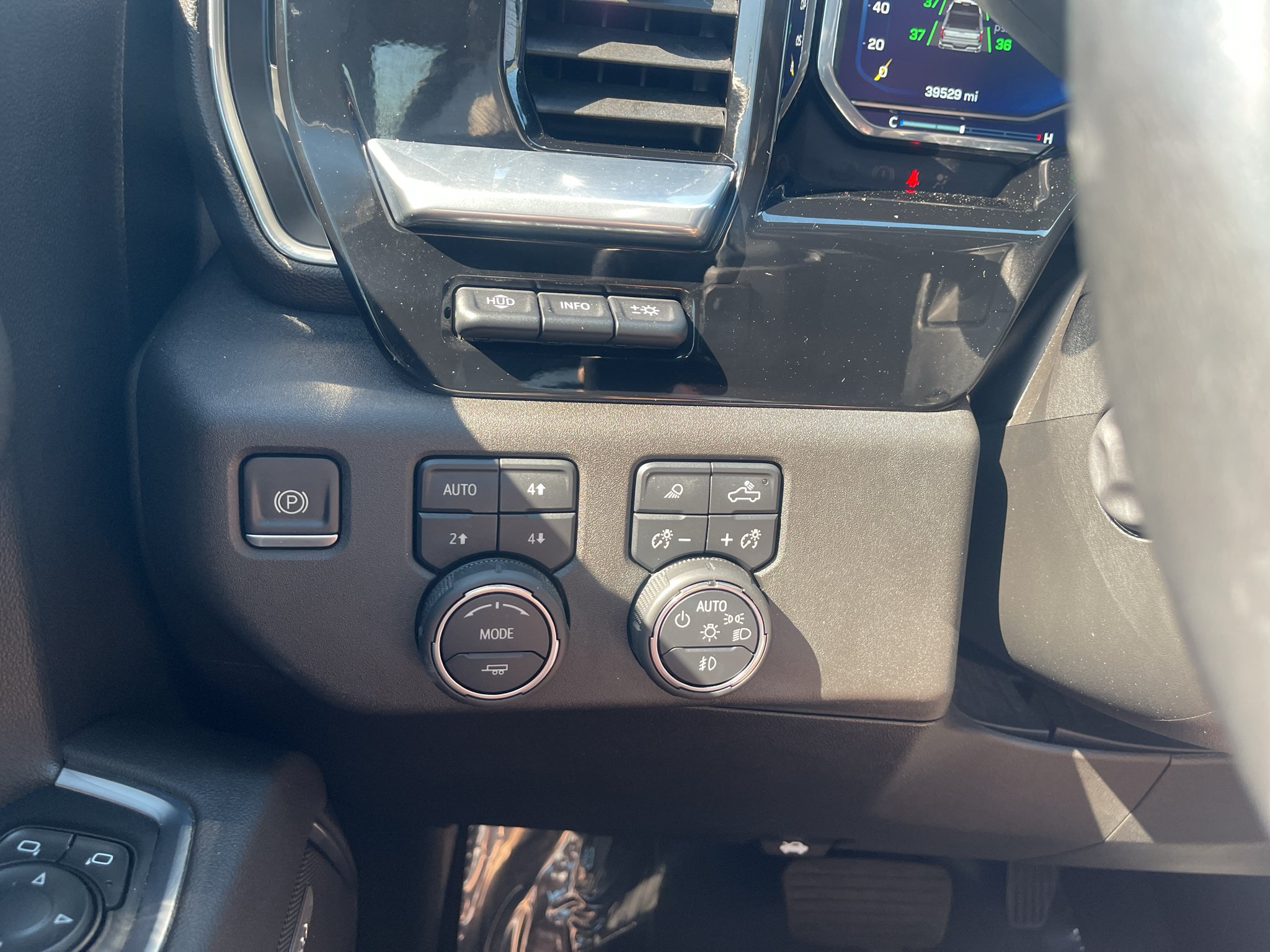 Used 2022 Chevrolet Silverado 1500 LTZ w/ LTZ Premium Package AWD/4WD image 18