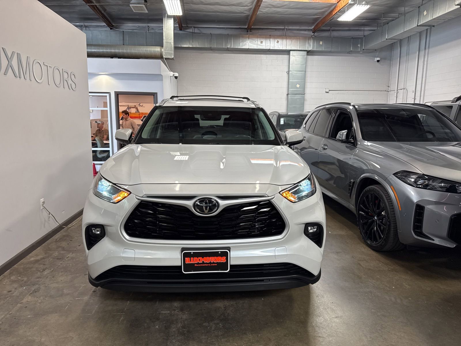 Used 2023 Toyota Highlander XLE image 2