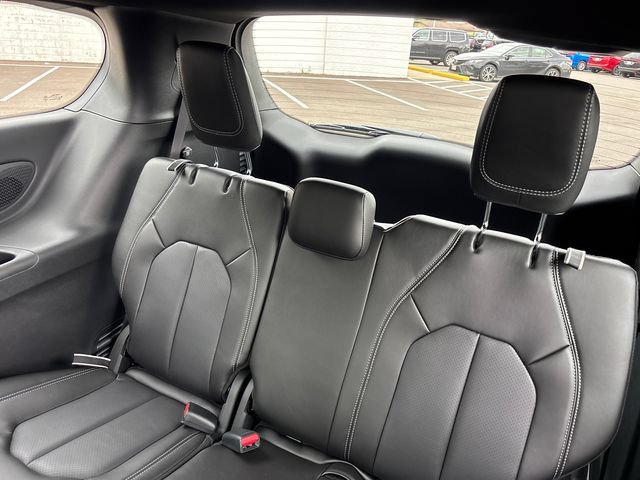 New 2027 Chrysler Pacifica Select w/ Family Tech Group AWD/4WD image 9
