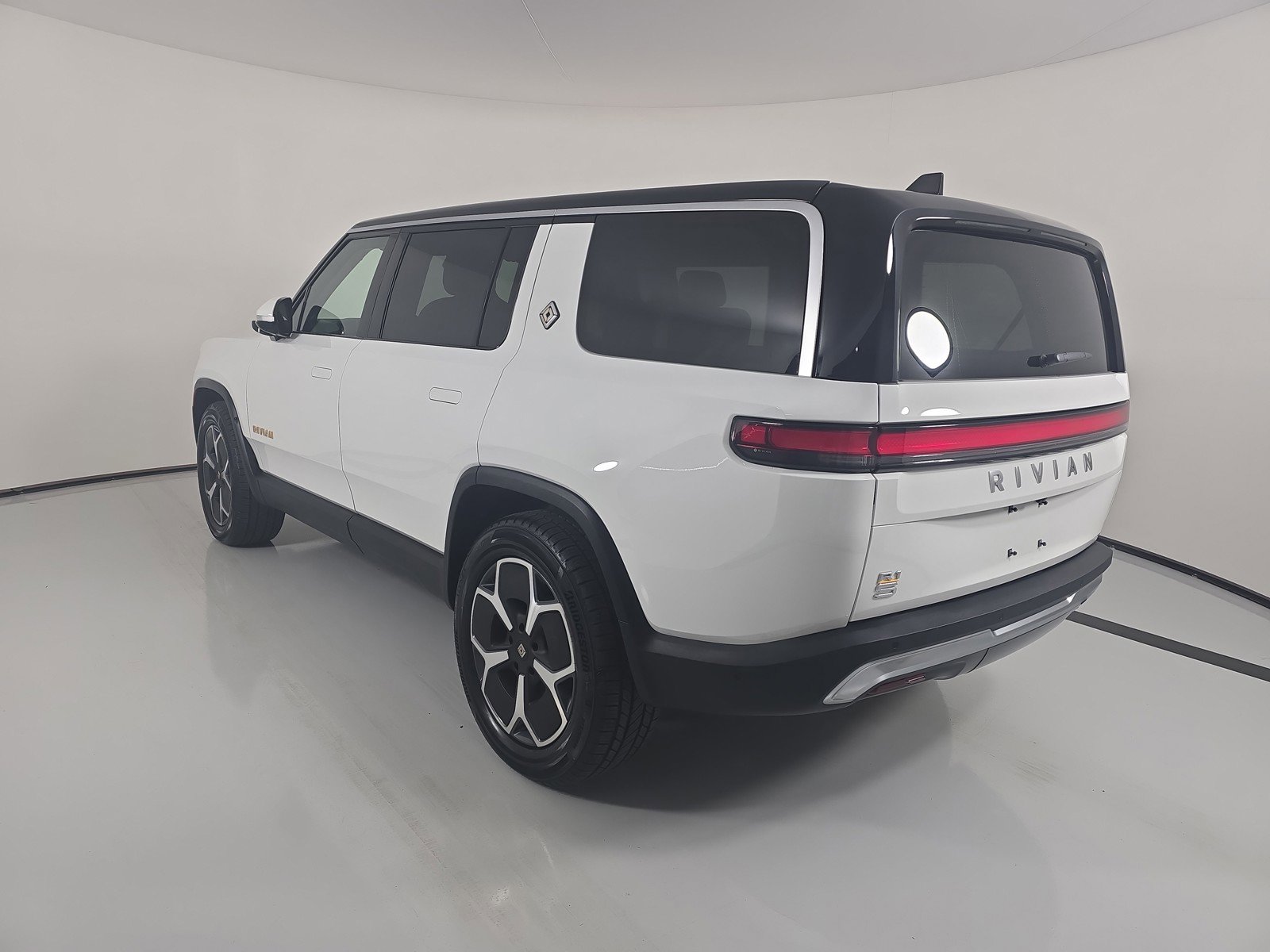 Used 2024 Rivian R1S Adventure AWD/4WD image 3
