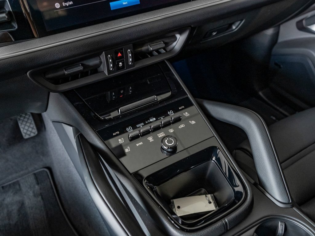 Certified 2025 Porsche Cayenne Coupe AWD/4WD image 22