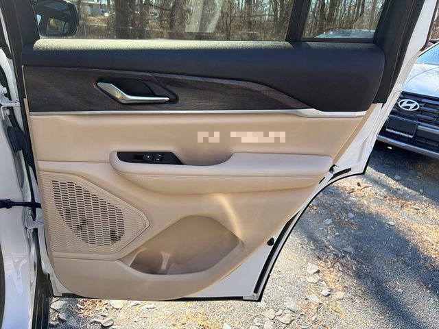 Used 2023 Jeep Grand Cherokee Limited image 12