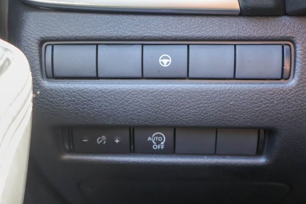 Used 2023 Nissan Rogue SV image 17