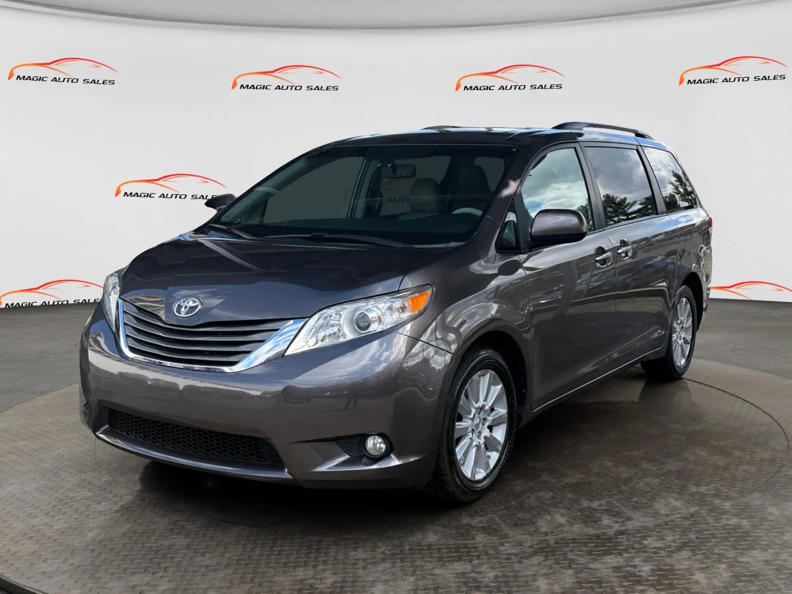 Used 2013 Toyota Sienna XLE image 1