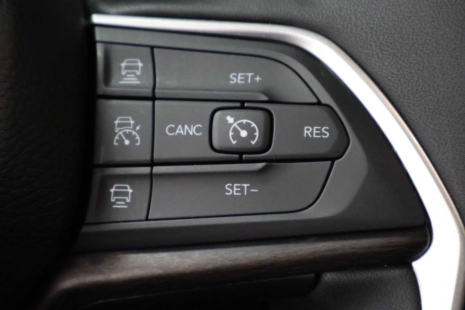 Used 2025 Jeep Grand Cherokee Limited w/ Black Appearance Package AWD/4WD image 25