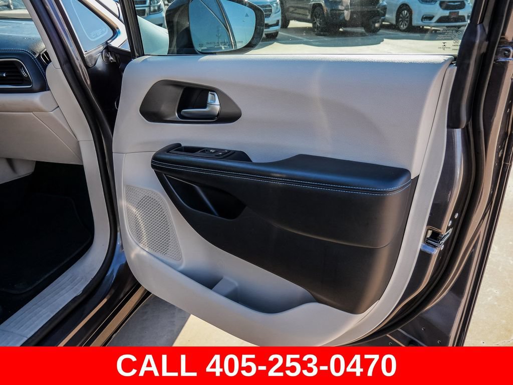 Used 2021 Chrysler Pacifica Touring-L FWD image 45