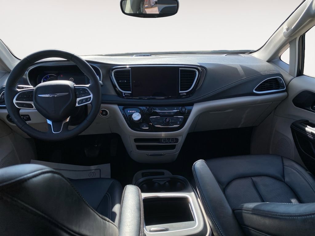 Used 2024 Chrysler Pacifica Select image 13