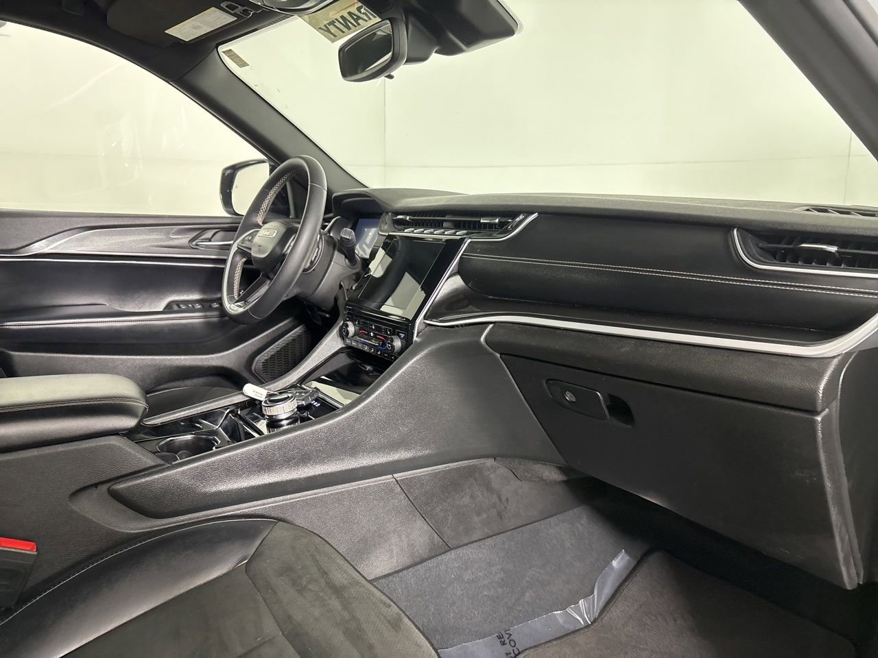 Used 2023 Jeep Grand Cherokee L Laredo image 33