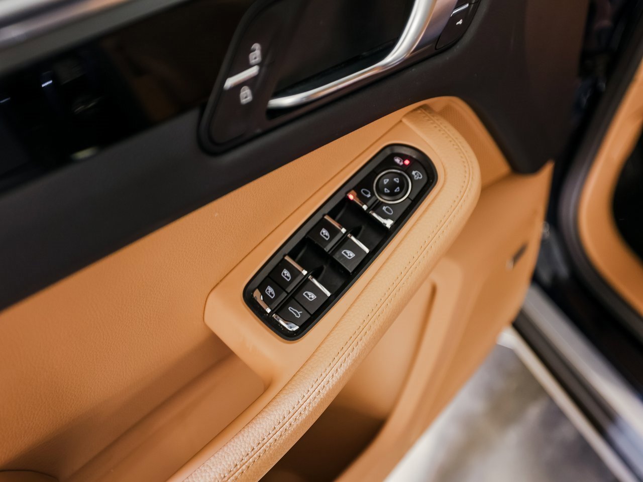 Certified 2020 Porsche Macan image 23