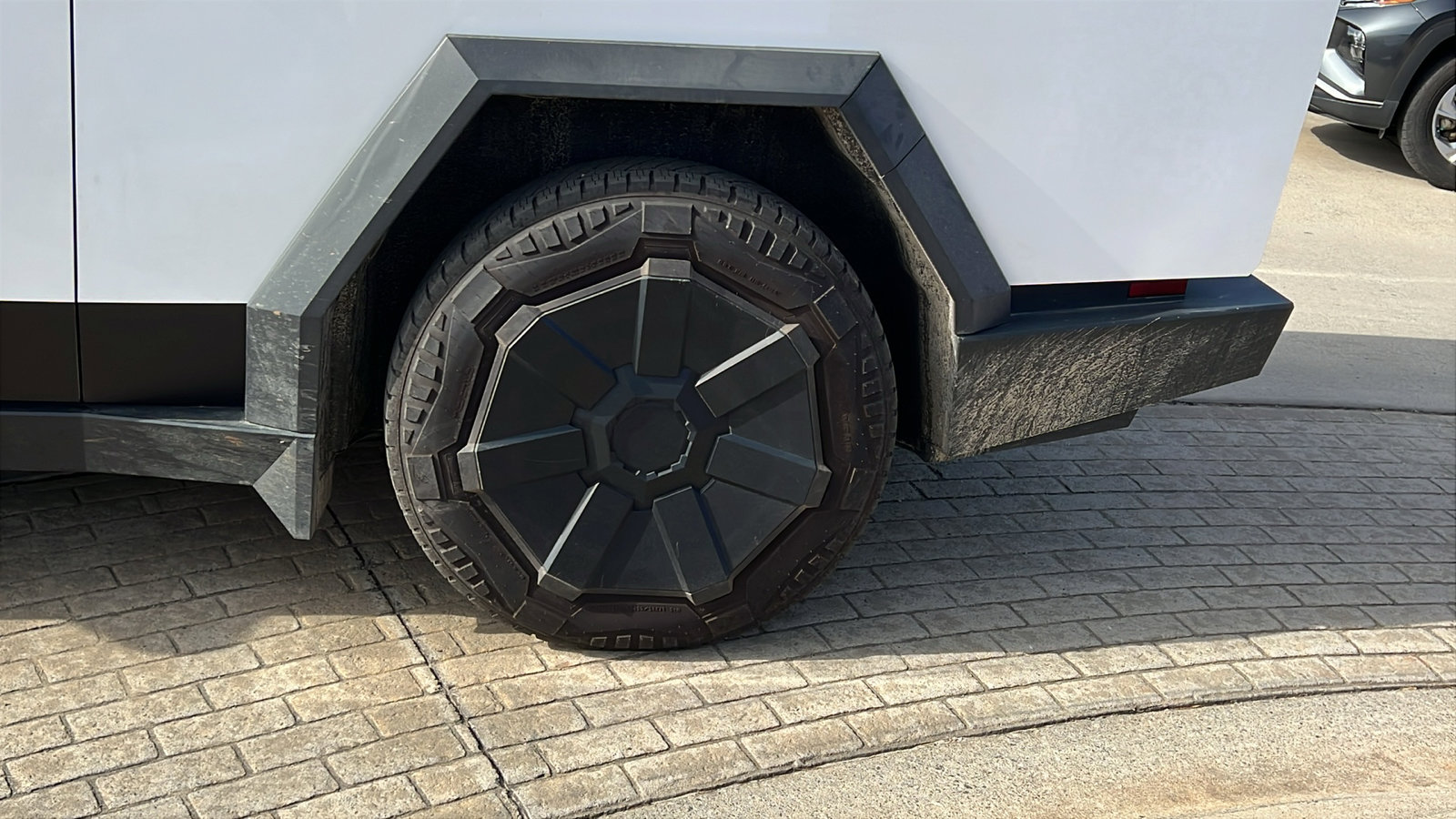 Used 2025 Tesla Cybertruck AWD Crew Cab image 12