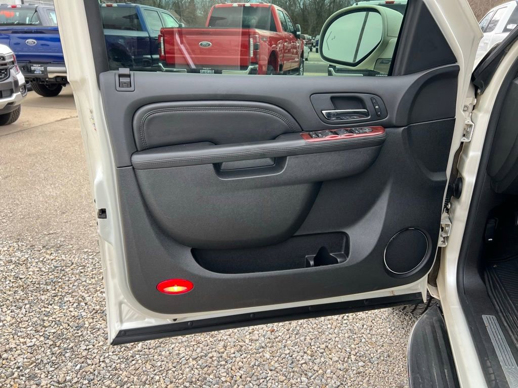 Used 2010 Cadillac Escalade Luxury image 12