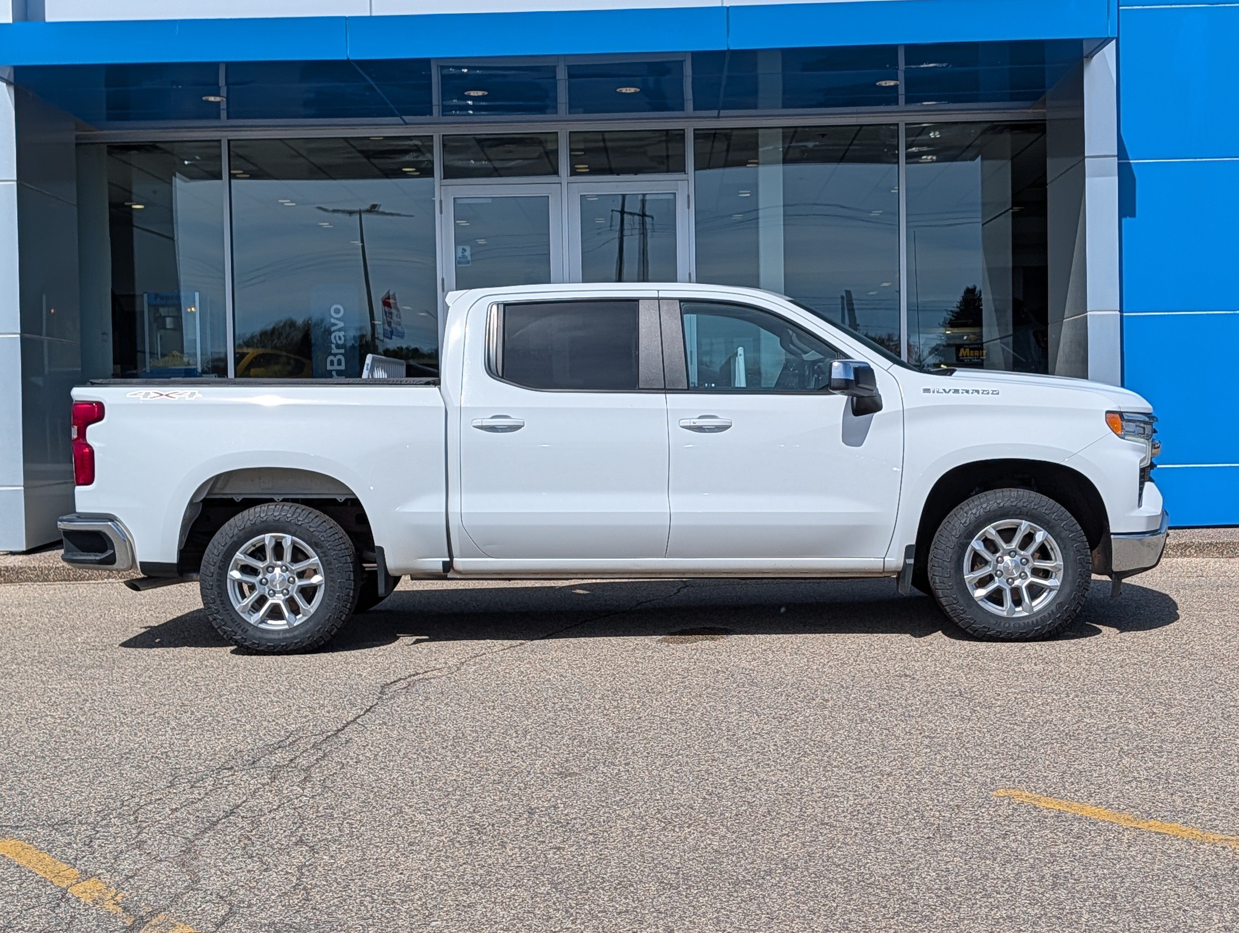 Used 2022 Chevrolet Silverado 1500 LT AWD/4WD image 2