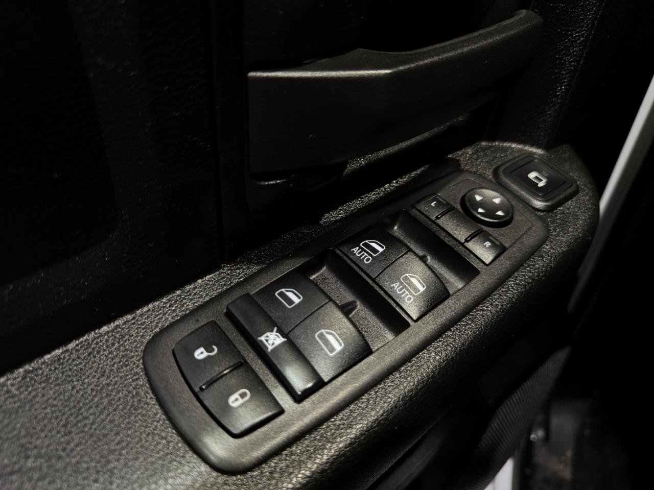 Used 2024 RAM 3500 Tradesman w/ Chrome Appearance Group AWD/4WD image 29