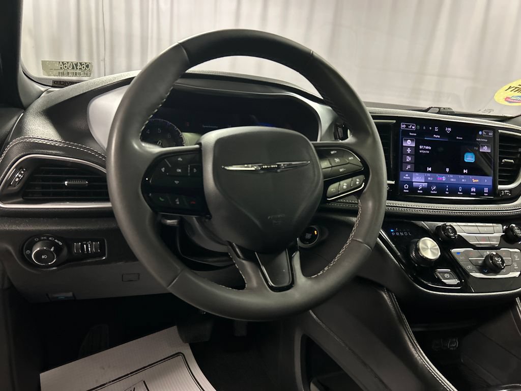 Used 2025 Chrysler Pacifica Limited FWD image 15
