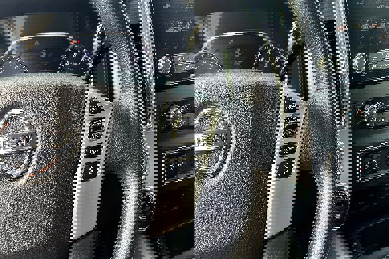 Used 2020 Nissan Titan SV w/ SV Convenience Package image 25