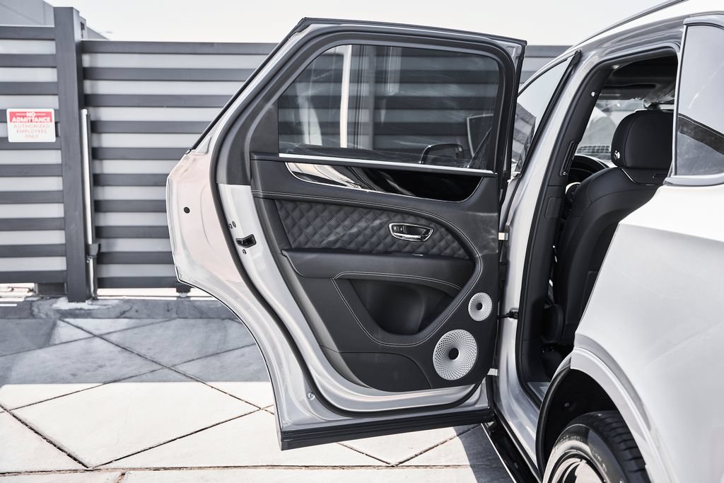 Used 2025 Bentley Bentayga AWD/4WD image 27