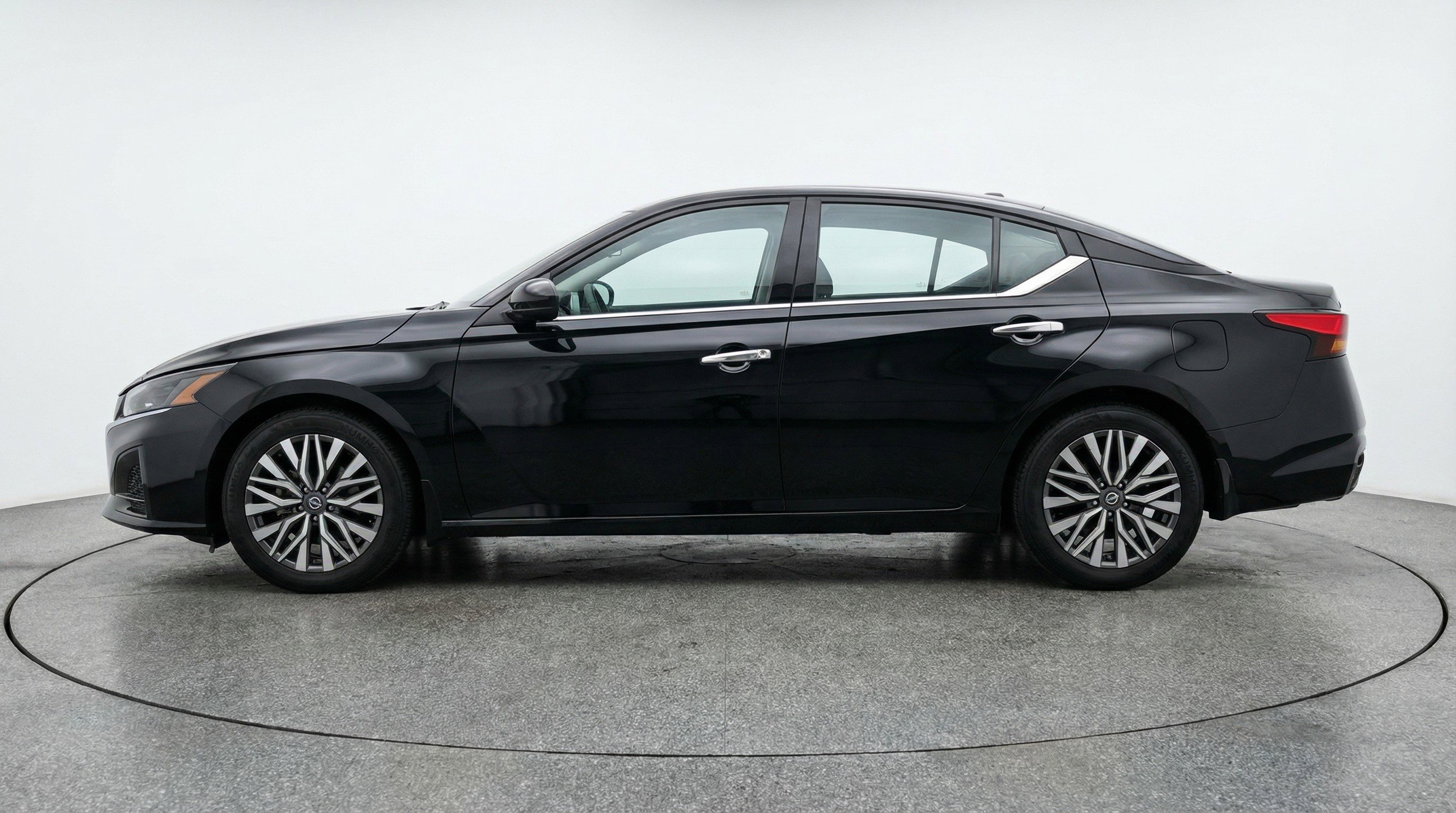 Used 2025 Nissan Altima 2.5 SV FWD image 5