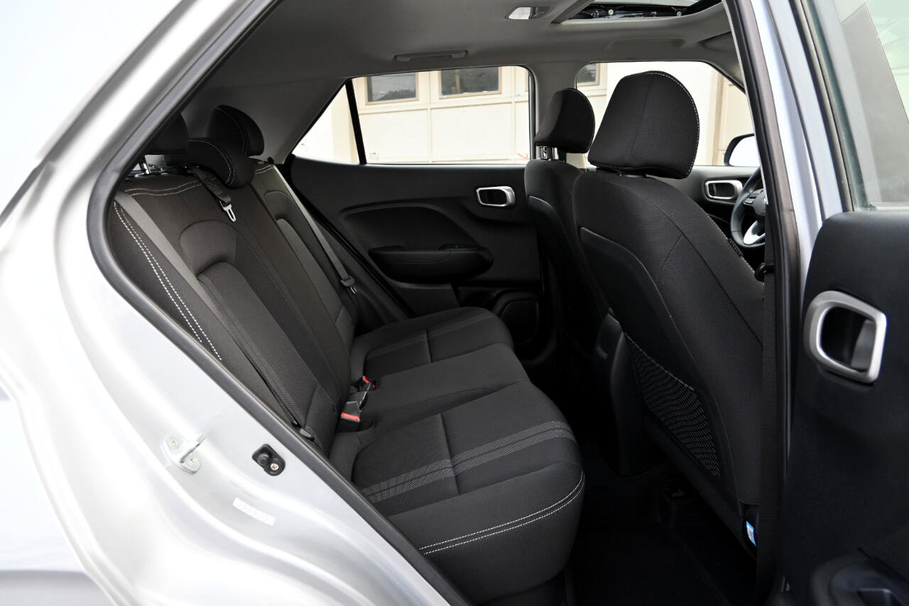 Used 2022 Hyundai Venue SEL image 34