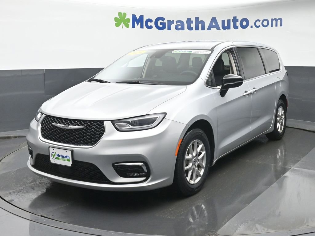 Used 2024 Chrysler Pacifica Touring-L image 16