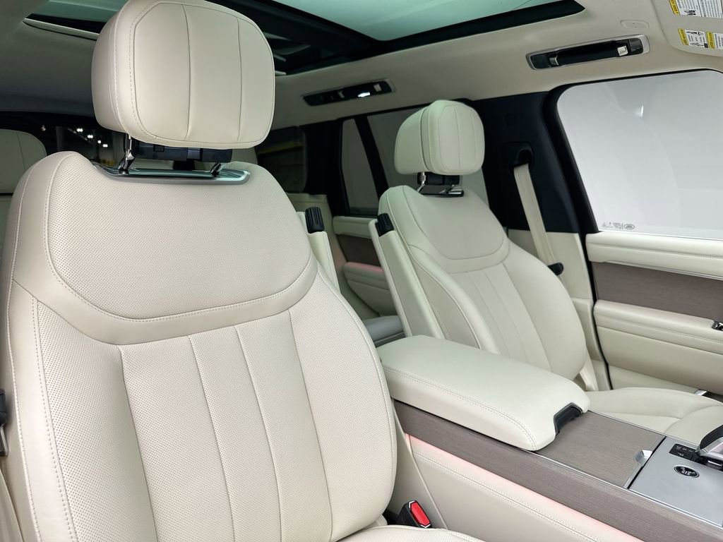 New 2025 Land Rover Range Rover SE image 5