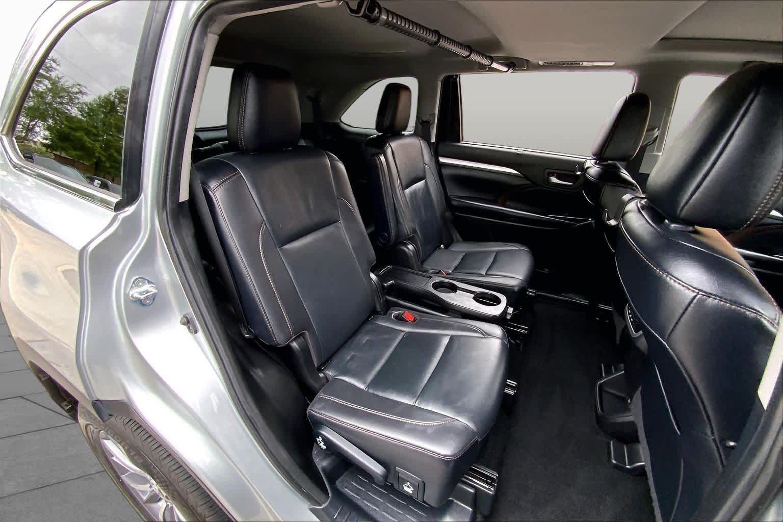 Used 2019 Toyota Highlander XLE FWD image 21